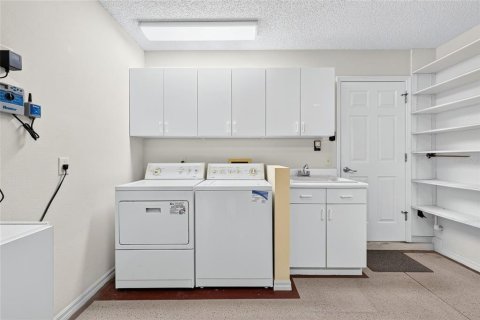 House in The Villages, Florida 3 bedrooms, 162.21 sq.m. № 2413509 - photo 16