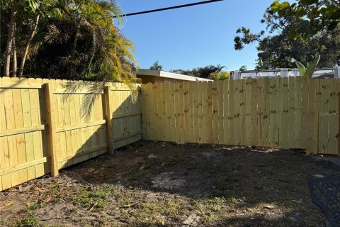 House in Largo, Florida 2 bedrooms, 82.5 sq.m. № 2391293 - photo 22