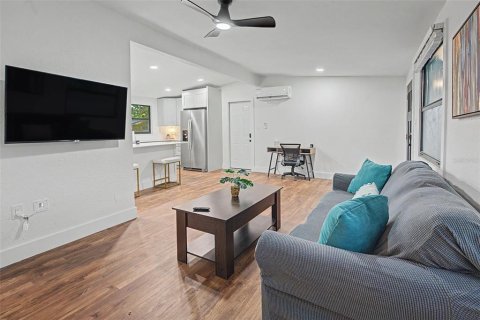 House in Largo, Florida 2 bedrooms, 82.5 sq.m. № 2391293 - photo 6