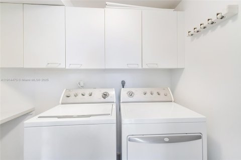 Condo in Miami Beach, Florida, 3 bedrooms  № 1970833 - photo 10