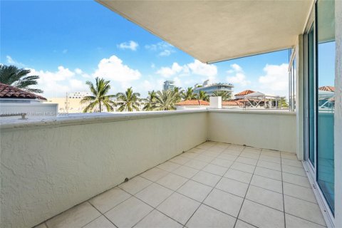 Condo in Miami Beach, Florida, 3 bedrooms  № 1970833 - photo 24