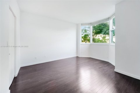 Condo in Miami Beach, Florida, 3 bedrooms  № 1970833 - photo 19