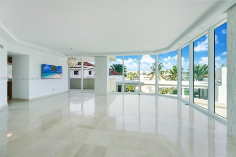 Condo in Miami Beach, Florida, 3 bedrooms  № 1970833 - photo 4