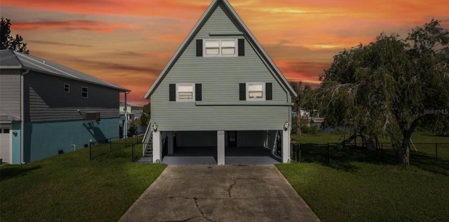 House in Hernando Beach, Florida 2 bedrooms, 133.78 sq.m. № 1802263