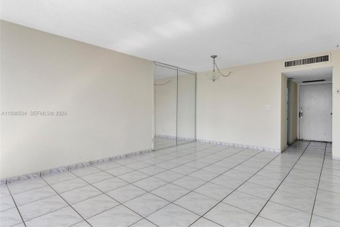 Condo in Aventura, Florida, 1 bedroom  № 2000954 - photo 8