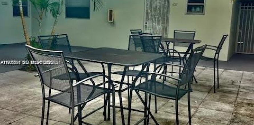 Condominio en North Miami, Florida, 2 dormitorios  № 2152555