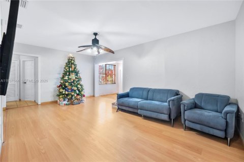 Villa ou maison à vendre à Hialeah, Floride: 3 chambres, 153.57 m2 № 1995259 - photo 4