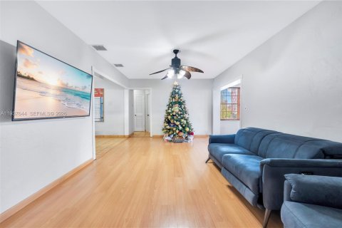 Villa ou maison à vendre à Hialeah, Floride: 3 chambres, 153.57 m2 № 1995259 - photo 2