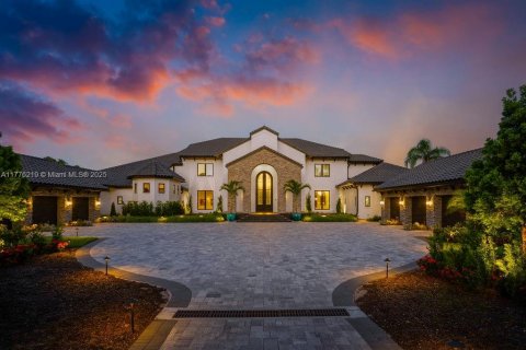 House in Winter Park, Florida 6 bedrooms, 945 sq.m. № 1862237 - photo 1