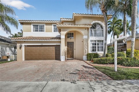 House in Pembroke Pines, Florida 4 bedrooms, 251.67 sq.m. № 1988477 - photo 1