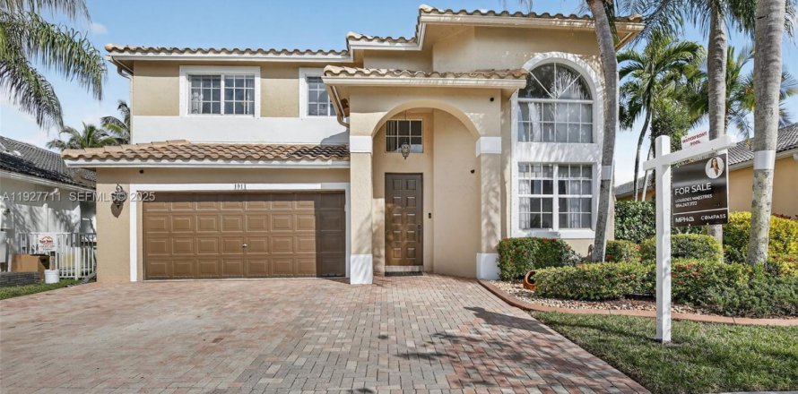 House in Pembroke Pines, Florida 4 bedrooms, 251.67 sq.m. № 1988477