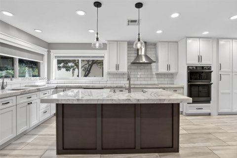 House in Pembroke Pines, Florida 4 bedrooms, 251.67 sq.m. № 1988477 - photo 4