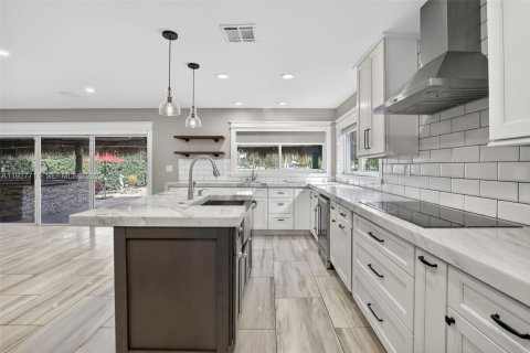 House in Pembroke Pines, Florida 4 bedrooms, 251.67 sq.m. № 1988477 - photo 6