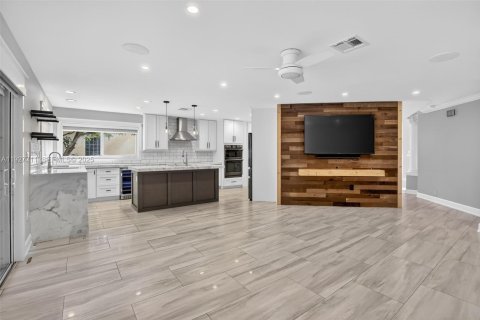 House in Pembroke Pines, Florida 4 bedrooms, 251.67 sq.m. № 1988477 - photo 7