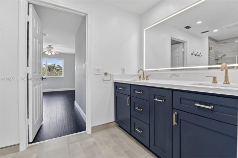 House in Pembroke Pines, Florida 4 bedrooms, 251.67 sq.m. № 1988477 - photo 18