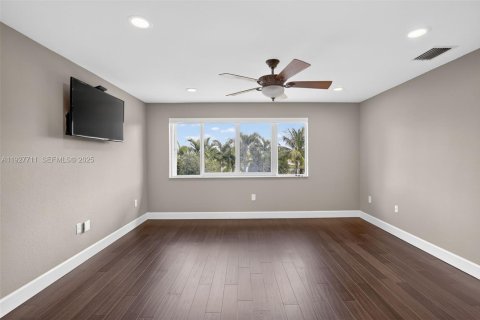 House in Pembroke Pines, Florida 4 bedrooms, 251.67 sq.m. № 1988477 - photo 10