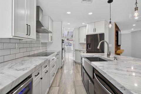 House in Pembroke Pines, Florida 4 bedrooms, 251.67 sq.m. № 1988477 - photo 5