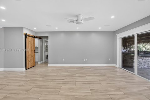 House in Pembroke Pines, Florida 4 bedrooms, 251.67 sq.m. № 1988477 - photo 8