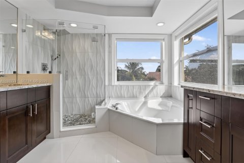 House in Pembroke Pines, Florida 4 bedrooms, 251.67 sq.m. № 1988477 - photo 12