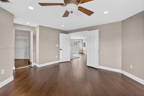 House in Pembroke Pines, Florida 4 bedrooms, 251.67 sq.m. № 1988477 - photo 11