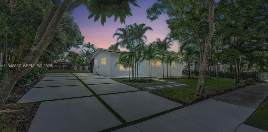 Дом в Майами, Флорида 3 спальни, 94.02м2 № 2004700