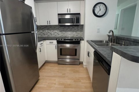 Condo in Miami, Florida, 1 bedroom  № 2041985 - photo 6