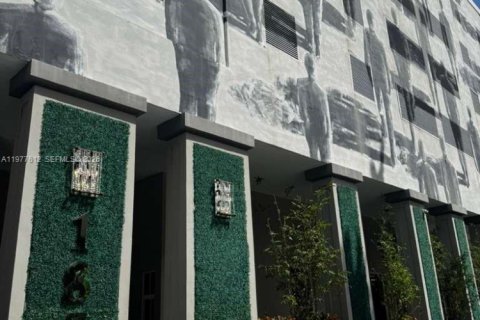 Condo in Miami, Florida, 1 bedroom  № 2041985 - photo 2