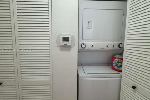 Condo in Miami, Florida, 1 bedroom  № 2041985 - photo 11