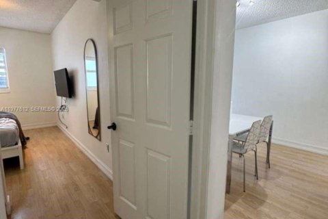 Condo in Miami, Florida, 1 bedroom  № 2041985 - photo 12