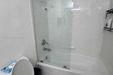 Condo in Miami, Florida, 1 bedroom  № 2041985 - photo 10