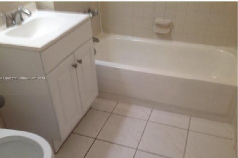 Condominio en venta en South Miami, Florida, 2 dormitorios, 70.61 m2 № 2011526 - foto 5