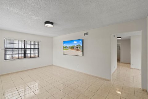 House in Hialeah, Florida 3 bedrooms, 102.75 sq.m. № 1579820 - photo 23