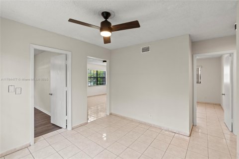 House in Hialeah, Florida 3 bedrooms, 102.75 sq.m. № 1579820 - photo 28