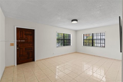 House in Hialeah, Florida 3 bedrooms, 102.75 sq.m. № 1579820 - photo 24