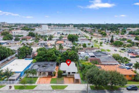 House in Hialeah, Florida 3 bedrooms, 102.75 sq.m. № 1579820 - photo 20