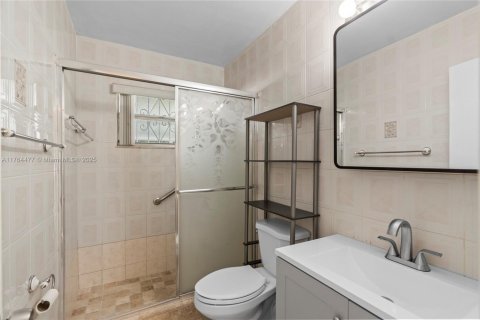 House in Hialeah, Florida 3 bedrooms, 102.75 sq.m. № 1579820 - photo 11