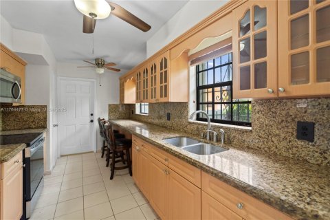House in Hialeah, Florida 3 bedrooms, 102.75 sq.m. № 1579820 - photo 4