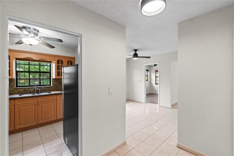 House in Hialeah, Florida 3 bedrooms, 102.75 sq.m. № 1579820 - photo 13