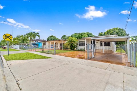 House in Hialeah, Florida 3 bedrooms, 102.75 sq.m. № 1579820 - photo 3