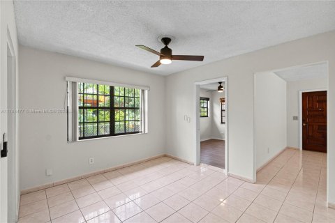 House in Hialeah, Florida 3 bedrooms, 102.75 sq.m. № 1579820 - photo 15