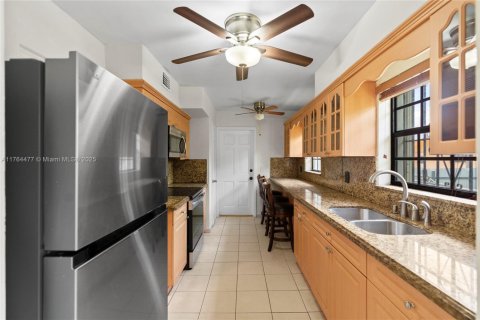 House in Hialeah, Florida 3 bedrooms, 102.75 sq.m. № 1579820 - photo 2
