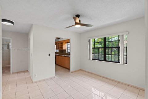 House in Hialeah, Florida 3 bedrooms, 102.75 sq.m. № 1579820 - photo 25