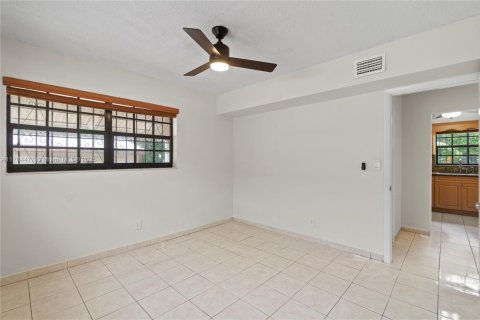 House in Hialeah, Florida 3 bedrooms, 102.75 sq.m. № 1579820 - photo 10