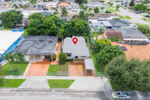 House in Hialeah, Florida 3 bedrooms, 102.75 sq.m. № 1579820 - photo 19