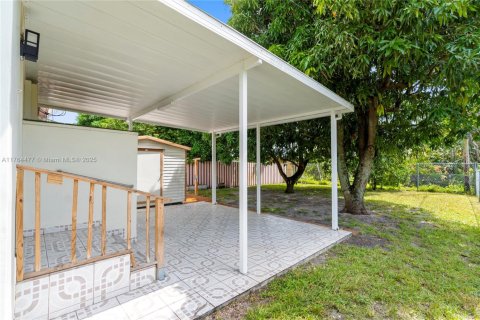House in Hialeah, Florida 3 bedrooms, 102.75 sq.m. № 1579820 - photo 14