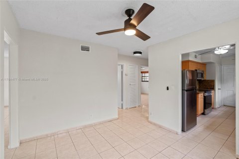House in Hialeah, Florida 3 bedrooms, 102.75 sq.m. № 1579820 - photo 27
