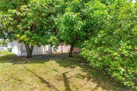 House in Hialeah, Florida 3 bedrooms, 102.75 sq.m. № 1579820 - photo 16