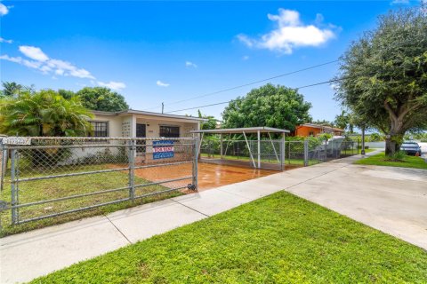 House in Hialeah, Florida 3 bedrooms, 102.75 sq.m. № 1579820 - photo 26