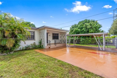House in Hialeah, Florida 3 bedrooms, 102.75 sq.m. № 1579820 - photo 21