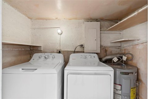 House in Hialeah, Florida 3 bedrooms, 102.75 sq.m. № 1579820 - photo 17